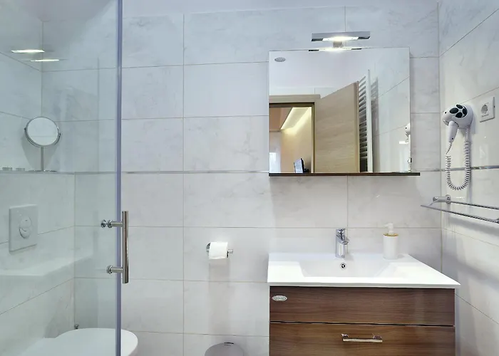 D&a Center With Free Parking *